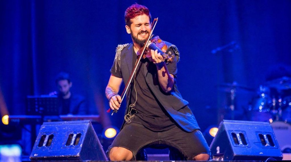 Strad, el violinista rebelde se reinventa con un nuevo espectáculo: «AUTOCINE TOUR»